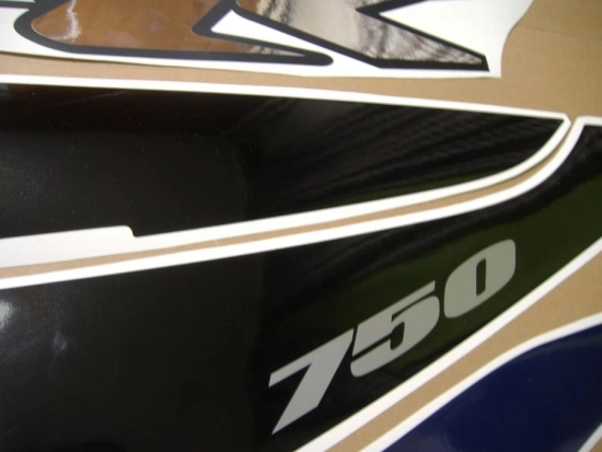 Suzuki GSX-R 750 2000 with Black/Silver Vinyl-Sticker
