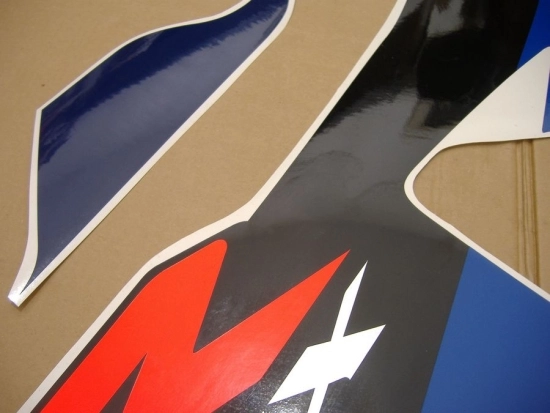 Suzuki GSX-R 750 2004 with White/Blue Vinyl-Sticker