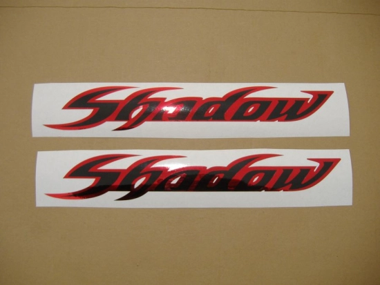 Honda Shadow in schwarz/chrome rot mit Tank-Aufkleber-Dekor