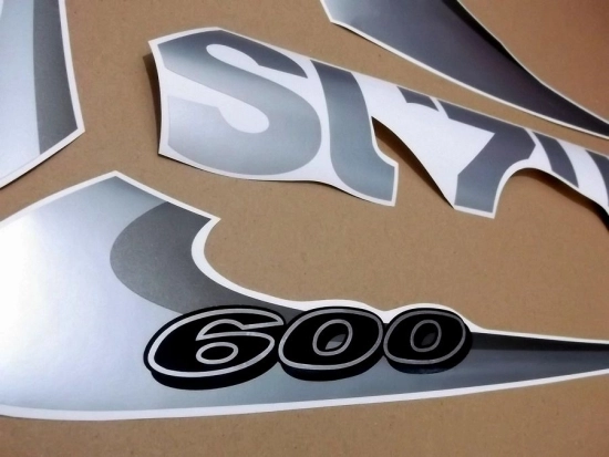 Suzuki GSX-R 600 1999 with Black/Grey Vinyl-Sticker