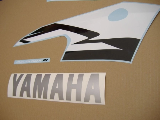 Yamaha YZF-R6 2004 with Red Vinyl-Sticker