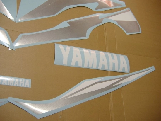 Yamaha YZF-R6 2005 with Red Vinyl-Sticker