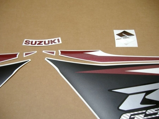 Suzuki GSX-R 750 2012 with Black/Red Vinyl-Sticker