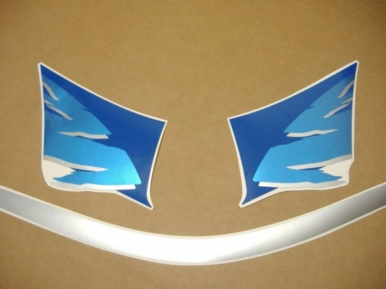 Suzuki GSX-R 750 1995 with White/Blue Vinyl-Sticker