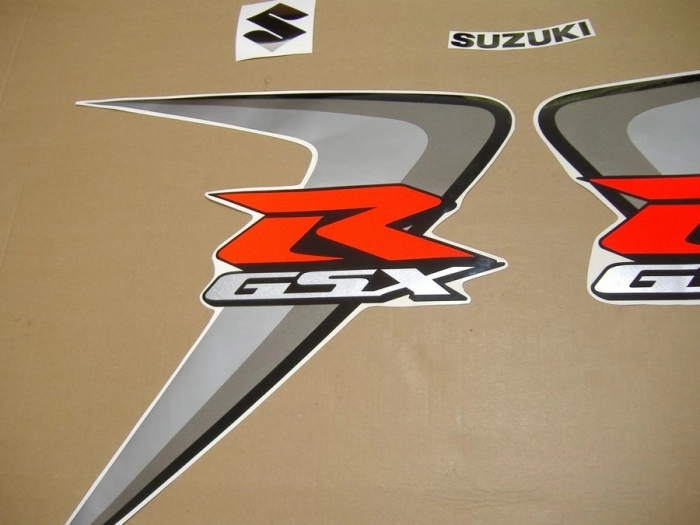 Suzuki GSX-R 600 2006 mit Weiß/Silber Motorrad Dekor