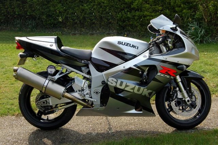 Suzuki GSX-R 750 2003 in grau/silber mit Aufkleber-Dekor