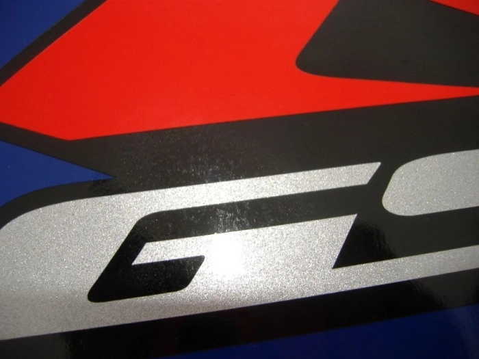 Suzuki GSX-R 750 2005 with Blue/White Vinyl-Sticker