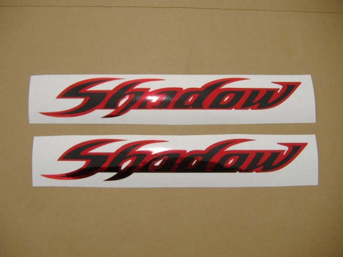 Honda Shadow in schwarz/chrome rot mit Tank-Aufkleber-Dekor