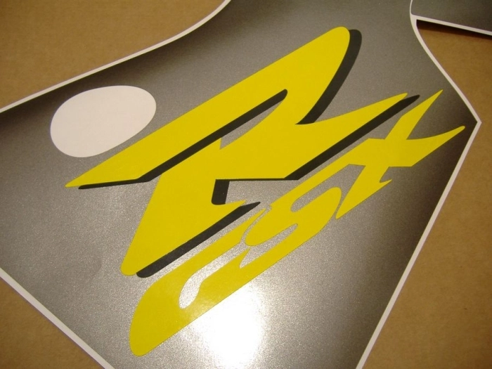 Suzuki GSX-R 600 1997 with Grey/Purple Vinyl-Sticker