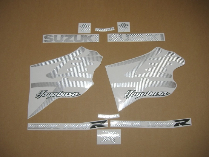 Suzuki Hayabusa 1999-2007 in Carbon-Silber mit Aufkleber-Dekor